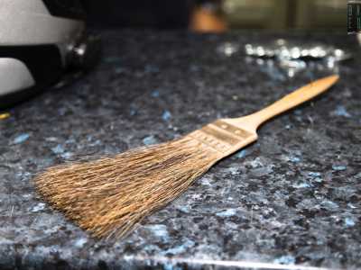 Tra i reperti vintage spiccano un pennello in legno con lunghe crini di cavallo per dare �l�effetto marmo�...